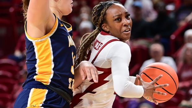 Razorbacks Samara Spencer drives inside against Murray State